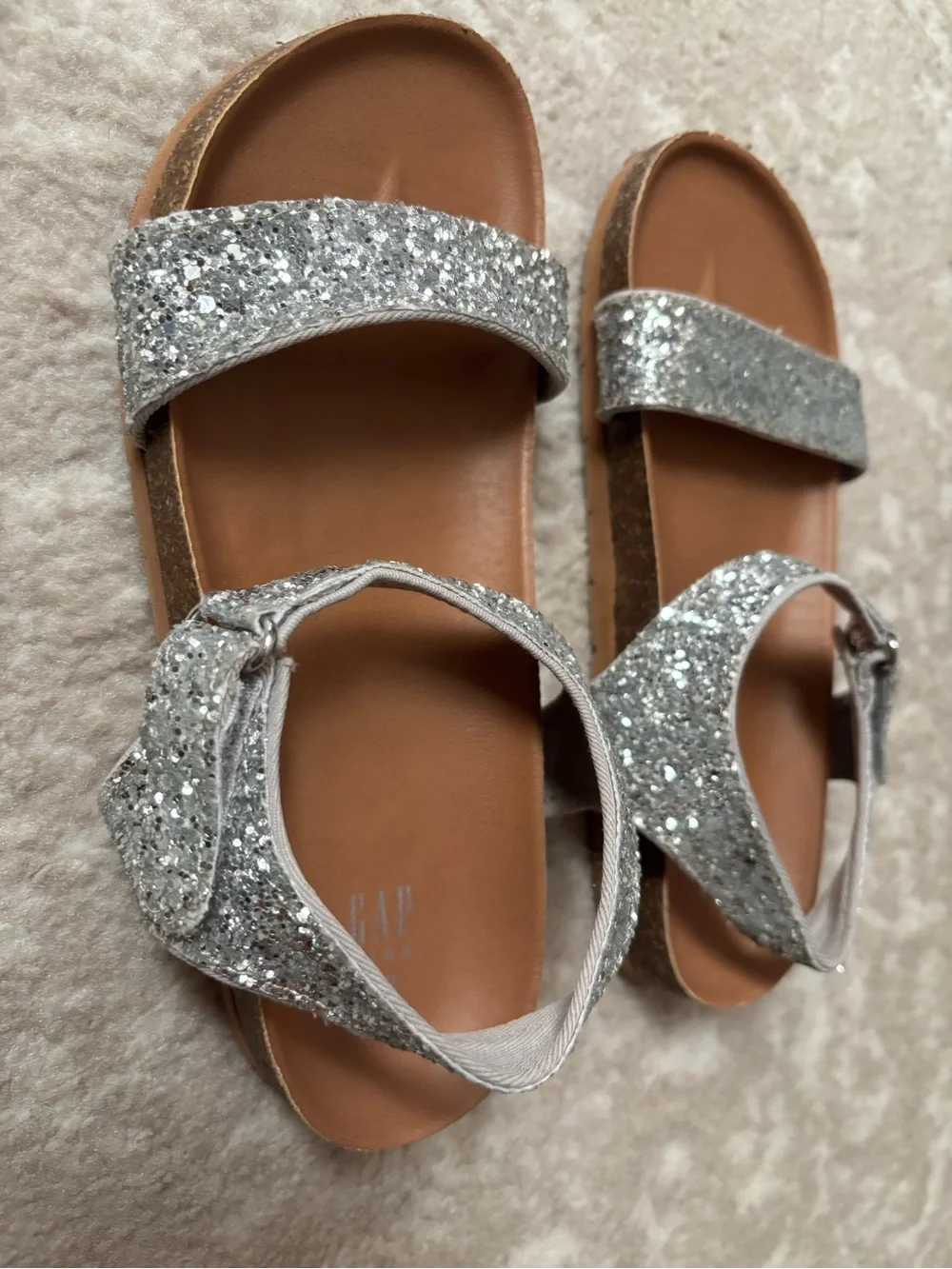 GAP Kids Silver Sandals Grey Glitter & Tan Brown Footbed in Kid Girls Size 1-2